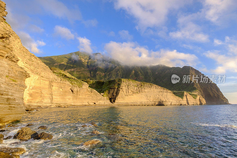 赛利纳岛(Aeolian Islands, Italy)的第二大岛，日落时的波拉拉(Pollara)